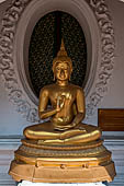 Thailand, Phra Pathom Chedi, the nation's largest pagoda in Nakorn Pathom. Buddha statue in niche of the outer courtyard.